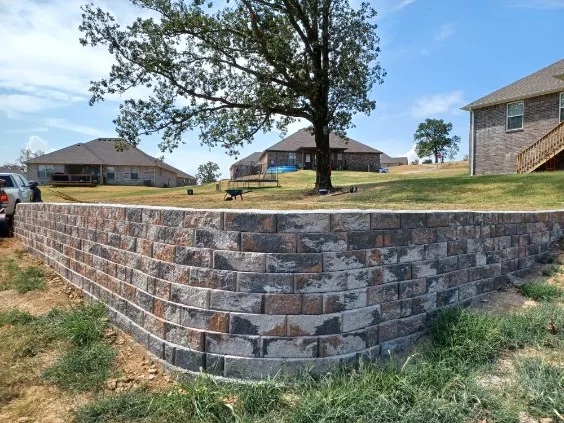 Multi-tone block retaining wall with a smooth curve